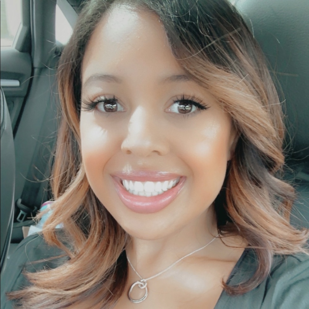 Meet your Posher, Adela